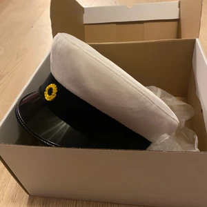 Studentmössa - Storlek 130, Uppsala från ABC-gruppen! Perfekt om man vill pynta sin egna som man vill.