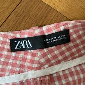 Rosa rutiga byxor från Zara. Väldigt snygga men kommer tyvärr ej till användning.☺️ frakt tillkommer.