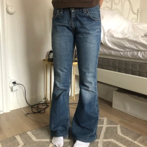 Lågmidjade jeans från Lee - Super snygga Lee jeans köpte här på Plick men tyvärr för stora för mig! Priset är exklusive frakt