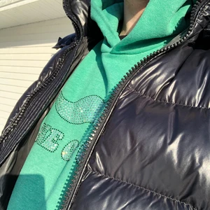 One of One hoodei  - Fin och sällsynt ooo hoodei i L alla pärlor är kvar och inte använd mycket pris kan diskuteras 