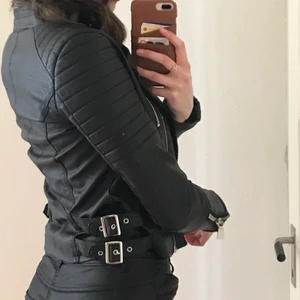 fake-skinnjacka  - Skinnjacka köpt på chiquelle! Nypris 700 och är i oanvänt skick. Kontakta för mer info ☺️☺️