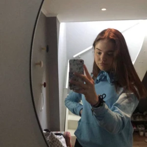 Blå hoodie från crocker strl S - Aldrig använd, jättefint skick! Världens finaste färg:) buda!