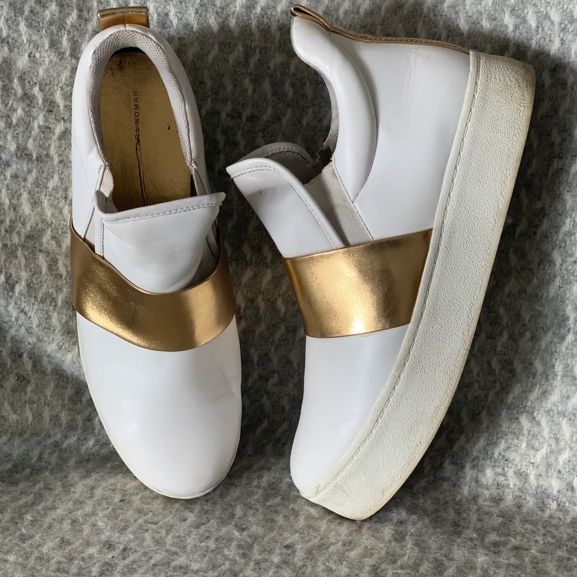 Zara. Skor. Gulddetalj.