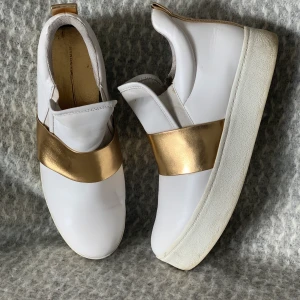 Zara. Skor. Gulddetalj.  - Storlek 39 