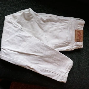 Vita plaza jeans - Supersnygga momjeans i strl W31, L28. 95procent bomull. 