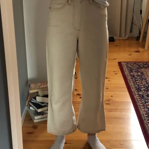 Monki jeans  - Vit/beige högmidjade byxor från Monki. Har en fläck på ena knät. Säljer dessa för de är för stora i midjan. 