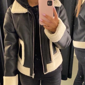 Jacka - Jättemysig jacka, passar perfekt för våren. Teddy material  inuti men skinn på utsidan.