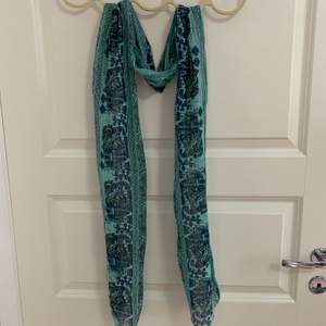 Blå scarf med silvertråd och fint elefantmotiv. 24x197 cm. 