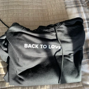 Superfin hoodie - Superfin hoodie i najs tunt material💙 Skitcoolt tryck på både fram och baksida, dock aldrig fått användning av den💙 Pris kan diskuteras 