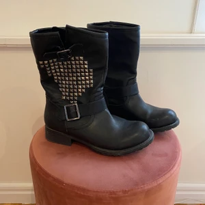 Boots med nitar storlek 36 - Nästan helt oanvända boots med nitar i storlek 36