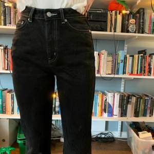 Svincoola svarta jeans med vit söm, sitter jättenajs i rak modell😭😍