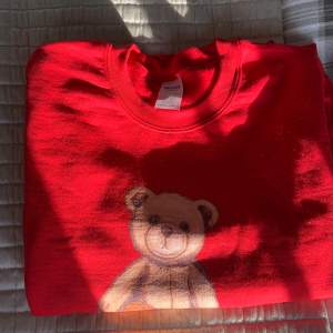 Röd sweatshirt från FashionBear, Ballin’ bear modellen💙 Köpte för ca 3 månader sedan men aldrig använd då den inte riktigt sitter som jag vill💙 Köpt för ca 500kr men pris kan diskuteras