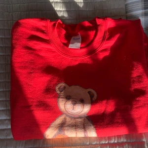 FashionBear sweatshirt - Röd sweatshirt från FashionBear, Ballin’ bear modellen💙 Köpte för ca 3 månader sedan men aldrig använd då den inte riktigt sitter som jag vill💙 Köpt för ca 500kr men pris kan diskuteras