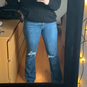 Mörkblå bootcut jeans - Säljer mina assnygga bootcut jeans från Zara! Strl 36, inköpta för några månader sen men har inte använt dom så mycket då dom inte riktigt var min stil så dom är i superbra skick😋 nypris 400 men säljer för 200💕