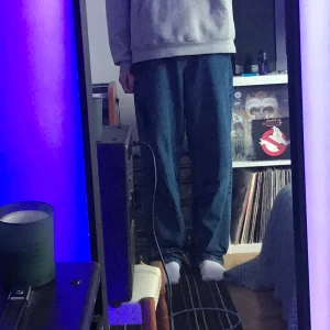 ASOS ultra baggy jeans - Slutsålda ASOS jeans i baggy passform. Slitna längst ner men annars jättebra skick. 