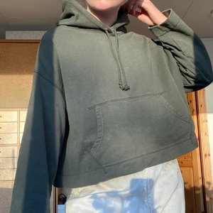 Mörkgrön hoddie från Acne - Säljer mörkgrön hoddie från Acne i storlek S! Väldigt sparsamt använd och i superbra skick! Köptes för 2400 kr!