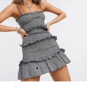 Rutig klänning  - Säljer en supergullig och snygg klänning i svart och vit