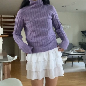 Jättefin lila stickad tröja - Skitnsygg lila stickad tröja i bra skick❤️ frakten tillkommer på 66kr spårbart💕 strl xs men mer som en s❤️