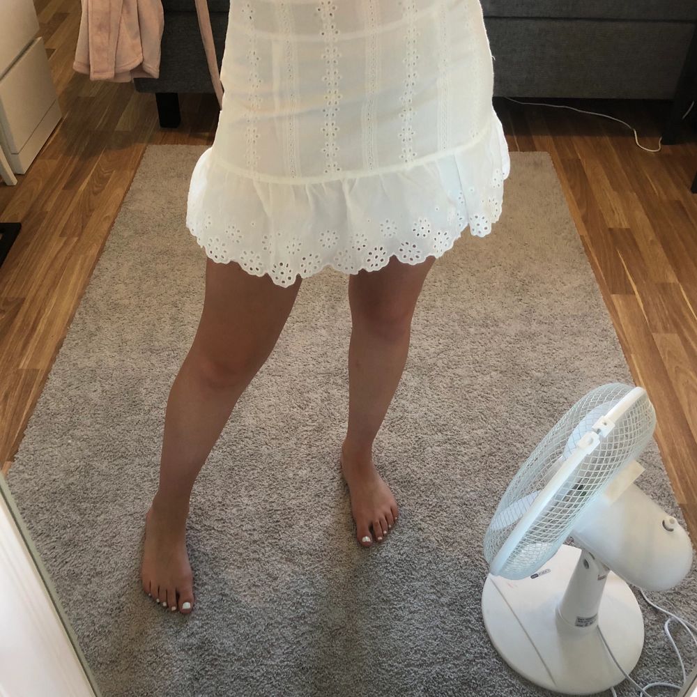 Säljer en vit broderad kjol, nästan aldrig använd, bra skick, storleken är S men sitter mer som en Xs,  säljer pga att den är någorlunda för liten på mig, ordinarie pris vet jag inte så därför säljer jag billigt. Kjolar.