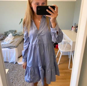 Zara klänning  - Säljer denna HELT oanvända klänning ifrån zara! Jag köpte för ca 1 månad sedan och har inte använt den sedan dess! Prislapp är kvar💕💕💕😻den är vekrligen så så fin men har tyvärr inte fått någon användning av den❤️