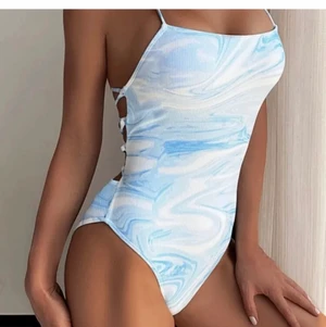 vit och blå baddräkt - baddräkt med snörning i bak som också kan användas som body<3 den är så fin och bra kvalité men tyvärr var den för liten på mig,, inköpt här på plick och aldrig använd av varken mig eller den andra säljaren. vid frågor är det bara att skriva!!