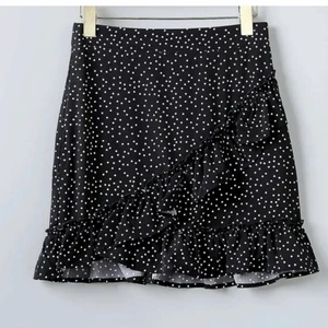 Prickig kjol - Super fin kjol som aldrig är använd, kom privat för fler bilder💕Den har en liten volang vid sidan