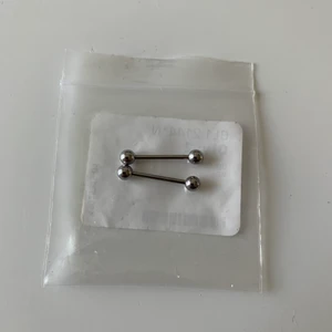 Barbell piercing - Köpta från Crazy-Factory men var tyvärr för små för mig. Ett par basic barbells som är oanvända.  Pris är inklusive frakt 😊  Kula: 4 mm Materialtjocklek: 1,2 mm Längd: 14 mm