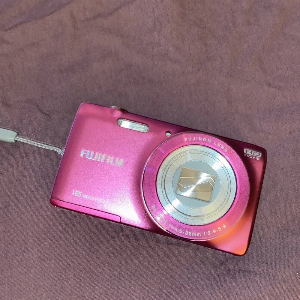 En kamera ifrån 2012 som tar snygga ”00’s” bilder. Och går även att filma med. Laddare och fodral skickas med. . Övrigt.