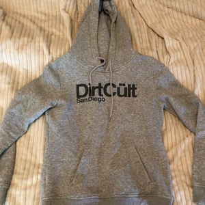 Dirtcult hoddie - Stl M men liten i storlek 