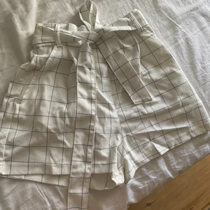Shorts  - Super fina short som jag tyvärr måste sälja då de är för små för mig. Perfekta för sommaren då de är snygga och luftiga! Går att knyta i midjan. 