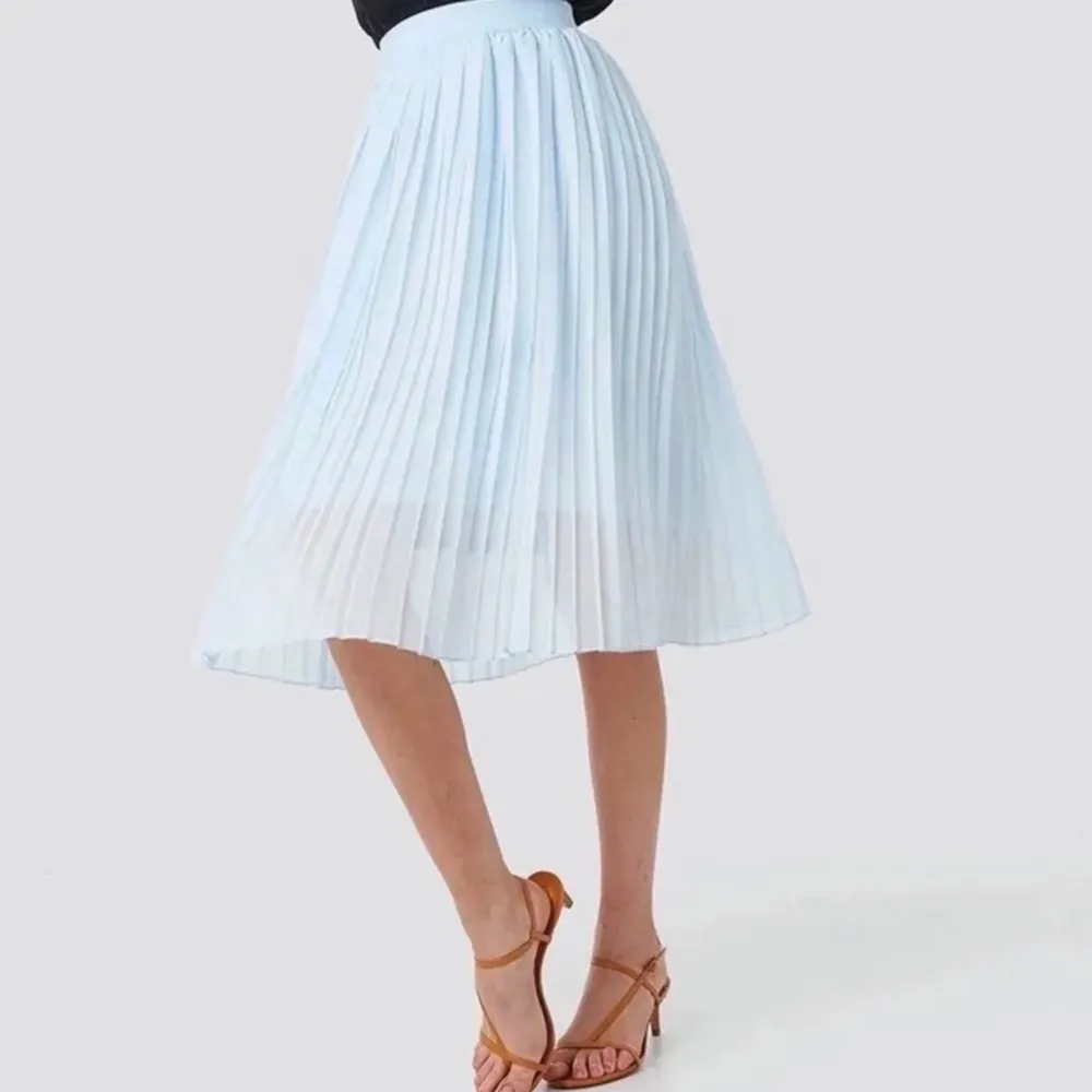 En riktigt fin ljusblå kjol nu till sommaren💙 använd endast en gång så den är så gott som ny! Inga skador eller fläckar! köpt från NAKD för 300kr och säljer nu för 120kr🦋⚡️✨. Kjolar.