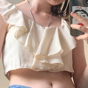 volangblus - 🚨ALLT PÅ MIN SIDA 30KR!!🚨 går att ha både offshoulder och på axlarna normalt!! <33