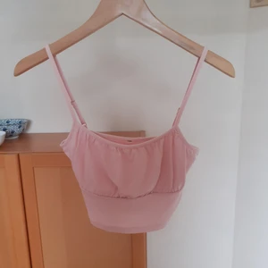 Rosa linne  - Gulligt linne från hm, liite "nopprig som man kan se på andra bilden o på tredje bilden kan man se typ hur den sitter😊 20kr plus frakt