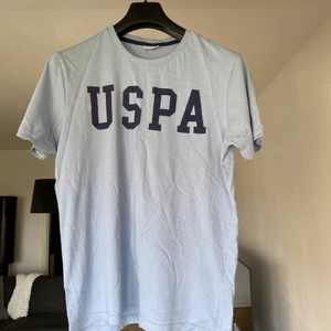 Blå tshirt - Skriv för mer info o frågor :)