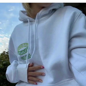 Hoodie  - Säljer denna snygga hoodie från hm, som ny knappt använd!! Frakten är 56kr 😊