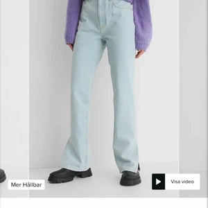 Nakd jeans  - säljer ett par jättefina ljusblåa jeans med slits som tyvärr är för stora på mig. inköpa i vintras för 499kr och använda ett få tal gånger så dom är i nyskick! skulle säga att dessa passar alla mellan 160-167 bro på önskad längd! ganska stor i storleken men uppskattar att dom passar en 36/38☺️  hör av er vid frågor!