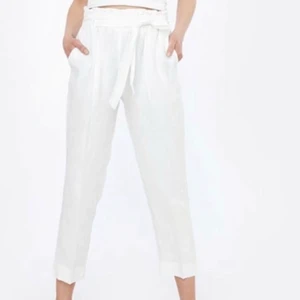 Linnebyxor - Superfina linnebyxor från Chiquelle! Aldrig använda, lappen är kvar!! Strl 38 men tycker de sitter snyggt oversized på mig som vanligtvis har 36/S. Har tyvärr inga bilder på då dem är oanvända men modellen syns på bild 1!