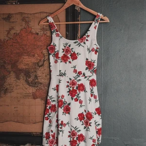 Kort klänning i storlek small - Skönt material, cirka 90 cm längd från axeln. Har ej använt den så ofta så den är i väldigt fint skick! 