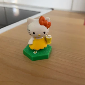 Samlarfigur  - En liten söt samlarfigur av Hello Kitty 🥰✨ Väldigt söt o y2k stil, perfekt att ha på en liten hylla nånstans 💖🌸 I perfekt skick! 