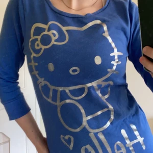 Hello kitty klänning/lång tröja - Super söt hello kitty tröja köpt för länge sedan. Kan användas som klänning eller längre tröja. Barnstorlek 158/164. Passar S och mindre.  Köparen står för frakt! (frakt pris varierar på vikt och spårbart eller ej spårbart!). ❤️🥰