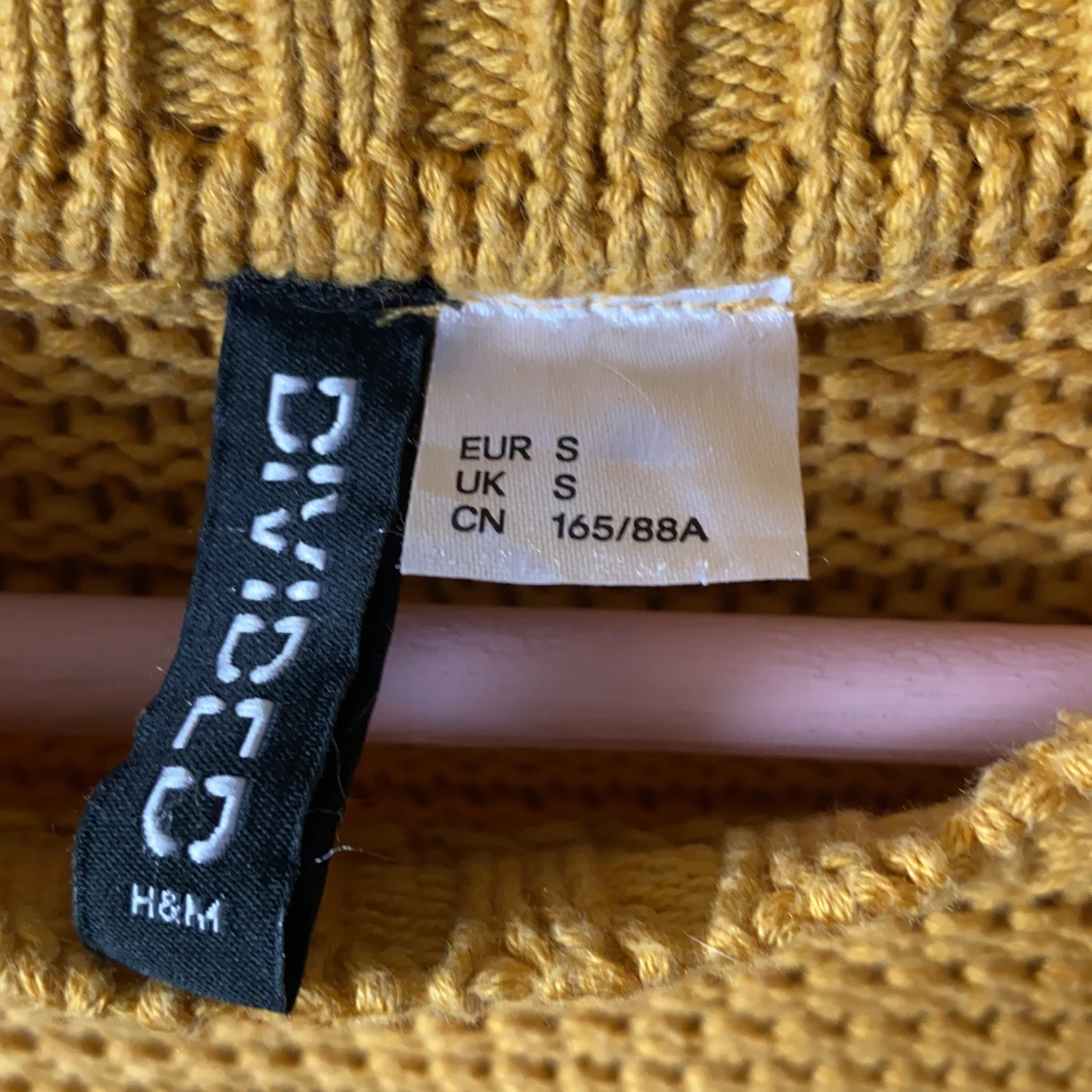 Gul stickad tröja  - 91