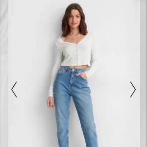 Supersnygga mom jeans💕 Köpta för ca. 400kr och väl använda. Andra bilden ser man missfärgning från ett skärp som jag hade. 