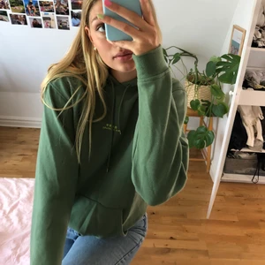 Super gosig grön hoodie - Mjuk o skön grön hoodie med liten text🦖 Köpt på carlings. Använd fåtal gånger. Frakt:70kr