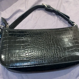 Väska - Handväska väldigt fin och väldigt bra skick från Lindex jag har dock haft med mig smink i den så lite smutsig inuti men inget man tänker på eller kan se utåt