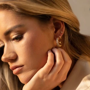 Lovisa Barkman x Mockberg sparkle hoops - Säljer dessa fina örhängen! Aldrig använda så i perfekt skick. Nypris 799kr 