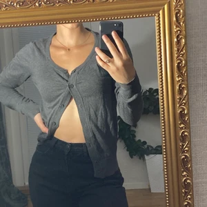 cardigan  - Sjukt fin grå cardigan från märket lovegirls i storlek 34 dvs XS. Säljer pga endast använd två/tre ggr. I bra skick:)