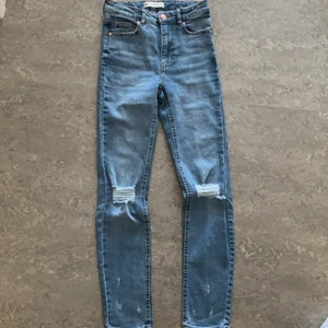 Jeans  - Helt nya jeans från Gina Tricot med slitningar på knäna. 