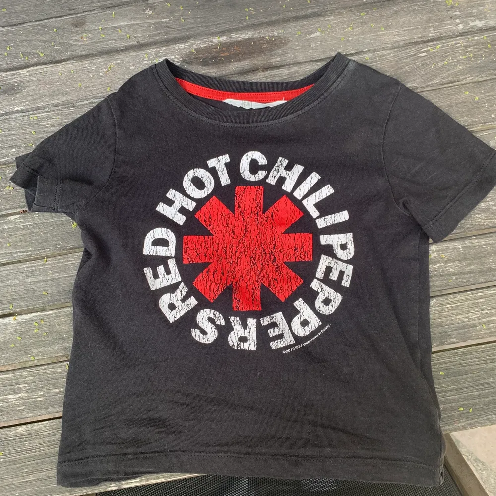En babytee med red hot chili peppers, ställ gärna frågor!🥰. T-shirts.