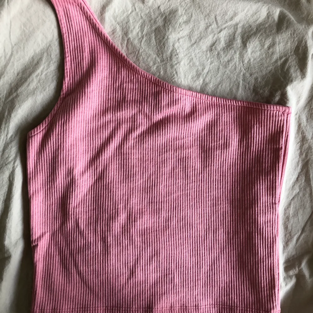 Jättefint linne från Gina Tricot, endast använt 2 ggr. Jättefin rosa färg!!. Toppar.