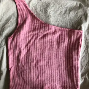 Jättefint linne från Gina Tricot, endast använt 2 ggr. Jättefin rosa färg!!